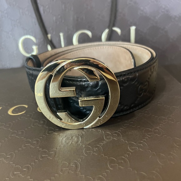 Gucci embossed signature GG embossed leather belt with gold tone GG buckle - Picture 2 of 8